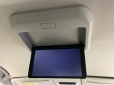 【フリップダウンモニター】大画面モニターで後席でもエンタメをお楽しみいただけます。小さなお子様にも大人気の装備です♪