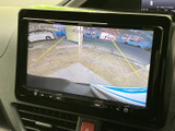 後方の様子を画面で確認しながら駐車でき、車庫入れや狭い場所での切り返しをサポートします。ガイドラインも表示されるため、後退時に周囲との距離を確認したい場面で役立つ装備です。