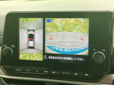 後方の映像に加えて車両周辺を示す表示もあり、駐車時に周囲の状況を確認する助けになります。画面上のガイドも目安にでき、切り返しの際にも便利です。