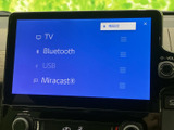 テレビやBluetooth、USB、Miracastなど、利用できるメディアの選択肢を画面上で確認できます。アイコン表示で項目を見分けやすく、使いたい音源を選びやすい仕様です。