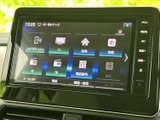 画面上のメニューから、テレビやBluetooth Audioなどの項目を選べます。タッチ操作で目的のメニューを確認しやすく、音楽や各種機能を使いたい場面でも選択がスムーズです。