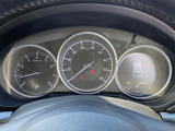 速度やエンジン回転数などの情報を、運転席正面のメーターで確認できます。中央に速度計を配した見やすい配置で、必要な表示を運転中にも把握しやすい設計となっています。