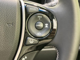 ステアリング上に運転支援に関するボタンがまとまり、視線を大きく動かさずに確認しやすい配置です。表示とボタンの位置関係が分かりやすく、手元で必要な設定を行う際に便利です。