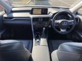 ナビ画面を中心に、オーディオや各種スイッチが運転席から見渡しやすくまとめられています。表示部と操作部の位置関係も分かりやすく、日常の移動中にも扱いやすい配置です。