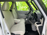 明るい色調のシートと大きな窓で、開放感のある運転席まわりです。前方や左右を見渡しやすく、ゆったり座れるシートで、毎日の移動も落ち着いて過ごせます。