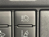 【AHB:オートマチックハイビーム】クルマに搭載されたシステムが、先行車や対向車の存在のほか周囲の明るさを検知し、ハイビームとロービームを自動で切り替える機能です。