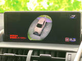 車両を上方から見た映像で周囲の様子を確認でき、駐車時の安全確認をサポートします。モニター表示を目安にしながら、周囲を直接確認して操作できる便利な装備です。