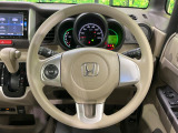 インテリアに合わせたデザインのステアリングは、運転される方のことも考え、運転しやすい形状、大きさです。是非一度、実際に触ってお確かめください。