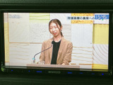 テレビ番組を表示できる画面を備えており、停車中に映像を視聴したい場面で活用できます。画面上で番組の内容を確認でき、休憩中などの車内時間を過ごす際にも便利な装備です。