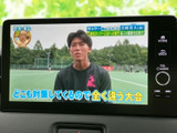 テレビ番組を画面に表示でき、停車中の待ち時間にも映像を楽しめます。画面まわりにはホームや音量の操作部もまとまり、停車時に確認しやすい配置です。