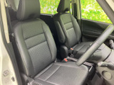 前席は身体を預けやすい形状で、運転席と助手席それぞれにヘッドレストを備えています。落ち着いた色合いのシートとすっきりした足元で、毎日の移動も過ごしやすい空間です。