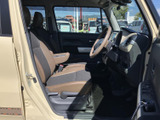 前席は座面と背もたれに配色のアクセントがあり、落ち着いた雰囲気です。運転席まわりを見渡しやすく、乗り降りの際にも足元の空間を確認しやすい室内です。