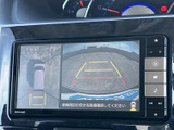 後方の映像に加えて車両周辺の様子も画面で確認でき、駐車時の安全確認をサポートします。ガイド表示も備わり、後退時に周囲との距離感をつかみたい場面で役立つ装備です。