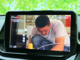 テレビ映像を画面に表示でき、停車中の待ち時間などに車内で視聴を楽しめます。画面が大きく内容を確認しやすいため、お出かけ先での休憩時間にも活用しやすい装備です。