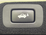 【パワートランク】スマートキーや運転席のボタンを押すだけでリアゲートが自動で開閉します!荷物を持っている時や、高い位置にあるバックドアを閉める際に便利な機能です♪