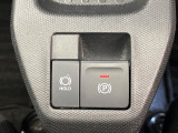 【電動パーキングブレーキ】パーキングブレーキは便利な電動式!ボタン一つで操作でき、アクセルを踏めば自動で解除されます♪レバーやペダルが無いので運転席廻りもすっきりしますね♪