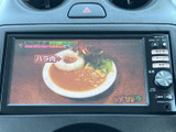 テレビ映像を画面で楽しめる装備です。停車中の休憩時間などに映像を視聴でき、画面操作で音源を切り替えられるため、車内で過ごす時間の楽しみが広がります。