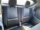 後方にも左右それぞれにシートを備え、乗車人数に合わせた使い分けができます。窓から光が入る落ち着いた空間で、後席の同乗者にも移動時間をお過ごしいただけます。