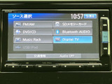 FM・AMやDVD/CD、Bluetooth AUDIOなど、複数の音源が画面に並び、選択肢がひと目で分かります。目的に合わせて音源を選べるため、毎日の移動時間にも活用しやすい装備です。