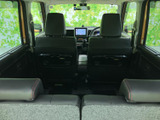 後席から運転席まで見通せる車内空間で、前席の背面や左右の窓も確認できます。後席側から車内の様子を確かめたいときに参考となり、同乗者の過ごす空間をイメージしやすい構成です。