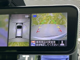 車両周辺の映像とガイド表示を確認でき、駐車時の周囲の安全確認をサポートします。画面で状況を把握しやすく、駐車操作に不安のある方にも便利な装備です。