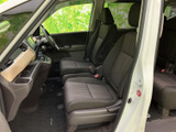前席は運転席と助手席が並び、落ち着いた色合いのシートが車内にまとまりを与えます。足元のスペースも見渡しやすく、乗り降りの際に座席まわりを確認しやすい配置です。