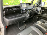 広いフロントウインドウから前方を見渡しやすく、運転席と助手席は落ち着いた色合いで統一。足元もすっきりとした印象で、日々の移動に心地よくお使いいただけます。