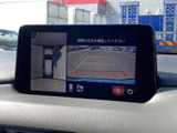 車両周囲の映像と後方のガイド表示を画面で確認でき、駐車時に周囲の状況を把握するのに役立ちます。車庫入れや狭い場所での取り回しをサポートする便利な装備です。