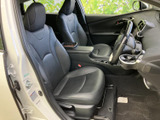 前席は左右それぞれにゆったりとしたシートを備え、運転席まわりまで見渡しやすい配置です。ドアを開けて乗り降りしやすく、前席で過ごす時間も落ち着いてお使いいただけます。