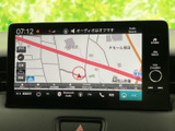 道路や周辺施設、現在位置が画面上で確認でき、目的地までの道順を把握する際に便利です。地図の縮尺や案内項目も表示され、日々の移動をサポートします。