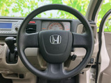 握りやすい形状で、運転姿勢を保ちながら進行方向を調整できます。メーターや周辺スイッチにも手が届きやすい位置関係で、日々の運転を支えます。