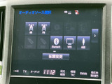 AM・FMのほか、BluetoothやVTR、AUXなどの音源選択画面を備えています。使いたいソースを画面から選びやすく、好みに合わせた車内での音楽再生に活用できます。