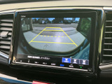 後方の映像とガイド線を画面で確認でき、駐車時に周囲や車両の向きを把握する助けになります。車庫入れや狭い場所での駐車を、落ち着いて行いたい方に便利です。