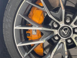 【オレンジキャリパー】ハイパワー車両には強力なブレーキが必須!色鮮やかなキャリパーがスポーティな印象を引き立てます♪