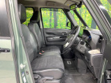 運転席まわりには十分なスペースがあり、大柄な方でもゆったり運転していただける環境です。