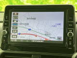 地図上に道路や施設名、現在地周辺の情報が表示され、目的地までの道のりを確認する際に便利です。画面内の案内表示も見やすく、移動時に活用いただけます。