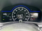 速度や各種車両情報がメーター内にまとまり、運転に必要な表示を確認しやすい配置です。走行前や停車時にも状態を把握しやすく、日々の運転を支えてくれます。