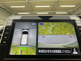 車両周辺と後方の映像を画面で確認でき、駐車時の周囲確認をサポートします。目視と組み合わせて活用することで、狭い場所への駐車や切り返しの際にも役立つ便利な装備です。