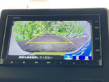 画面には車両後方の映像とガイドラインが表示され、駐車時に後方の位置関係を確認しやすい装備です。画面を見ながら周囲にも注意を向けて操作できます。