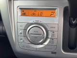 【オートエアコン】一度お好みの温度に設定すれば、車内の温度を検知し風量や温度を自動で調整。暑い&hellip;寒い&hellip;と何度もスイッチ操作をする必要はありません。快適な車内空間には必須の機能ですね♪