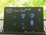 ラジオやテレビ、Bluetoothなどの音源が一覧で表示され、使いたい項目を選びやすい画面です。複数のメニューを見比べながら切り替えられ、普段の車内時間に活用できます。