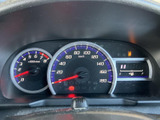 速度やエンジン回転数、燃料残量などの情報がまとまり、運転中も確認しやすい配置です。目盛りや表示の区分が分かりやすく、日々の運転に必要な情報を把握できます。