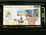 テレビ映像を楽しめる画面を備えており、停車中の休憩時間にも活用いただけます。画面表示が分かりやすく、車内で過ごすひとときに映像を楽しみたい方にも便利な装備です。