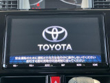 中央に見やすい大画面を配置し、ナビやオーディオの情報を確認しやすい構成です。画面下のボタンから主要な項目へアクセスでき、日常の操作も把握しやすくなっています。