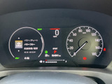 速度や燃料残量、シフト位置などの情報がまとまり、運転中にも確認しやすい表示です。必要な情報をひと目で把握でき、日々の運転を支えてくれます。