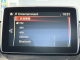 FM・AMラジオに加えて、Bluetoothなど複数の音源が一覧で表示されます。聴きたいメディアを画面から選びやすく、通勤やお出かけの移動時間に合わせて音楽やラジオを楽しめる便利な装備です。