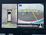 後方の映像に加えて車両周辺を見下ろす表示もあり、駐車時に後方や周囲の状況を確認する際に便利です。画面のガイド表示も目安になり、車庫入れや切り返しをサポートします。