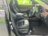 前席はシートやアームレストが備わり、運転席まわりへ自然に手が届く配置です。視界を確保しやすい着座位置で、乗り降りの際も動きやすく、日々の移動を落ち着いて過ごせる空間です。