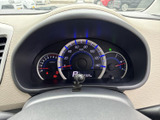 速度や燃料残量など、運転に必要な情報をまとめて確認できるメーターです。表示がひと目で把握しやすく、走行前や停車時のチェックにも役立ちます。