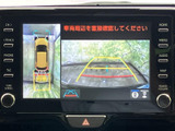 車両周囲と後方の映像を画面で確認でき、駐車時の周囲確認をサポートします。ガイド表示も備わり、車庫入れや狭い場所での切り返しなど、日常の場面で役立ちます。
